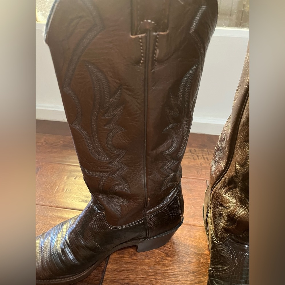 Justin ladies authentic cowboy boots. Dark brown color. Excellent condition - Picture 3 of 10